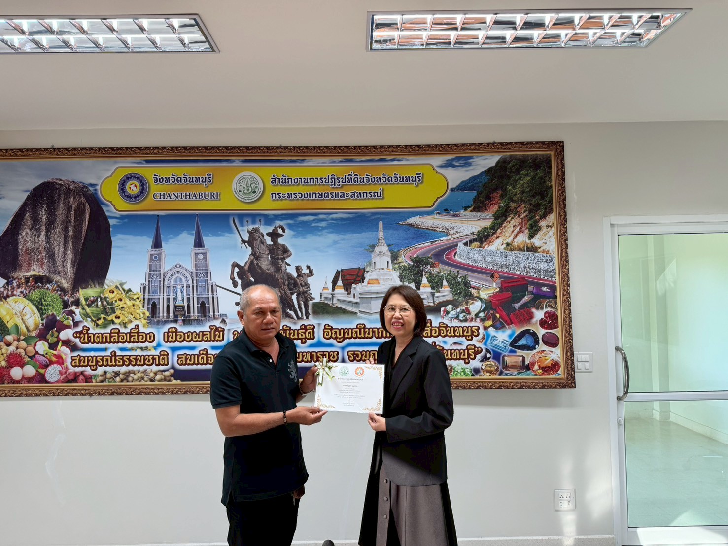 title - ส.ป.ก.จันทบุรี จัด﻿ฝึกอบรมโครงการพัฒนาผู้แทนเกษตรกร กิจกรรมพัฒนาผู้แทนเกษตรกรในเขตปฏิรูปที่ดิน ปีงบประมาณ พ.ศ. 2569 หลักสูตร การเพิ่มทักษะและเพิ่มประสิทธิภาพการดำเนินงานอาสาสมัครปฏิรูปที่ดินเพื่อเกษตรกรรม (อสปก.) โดยจัดฝึกอบรมผ่านทางระบบอิเล็กทรอนิกส์ โปรแกรม Zoom meeting 